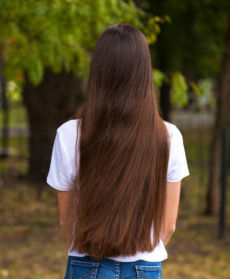 Foto mulher de cabelo castanho vista de trás parque de verão