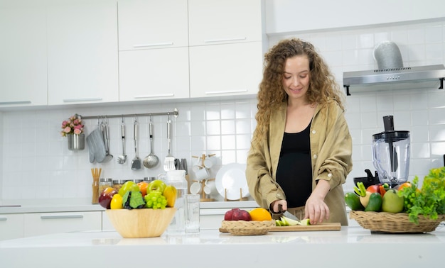 mulher de cabelo encaracolado na cozinha