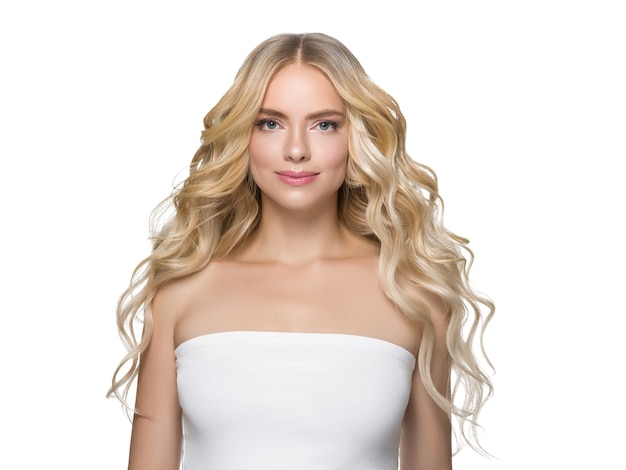 Mulher de cabelo loiro longo encaracolado com uma pele saudável e maquiagem natural isolada no branco. Tiro do estúdio.