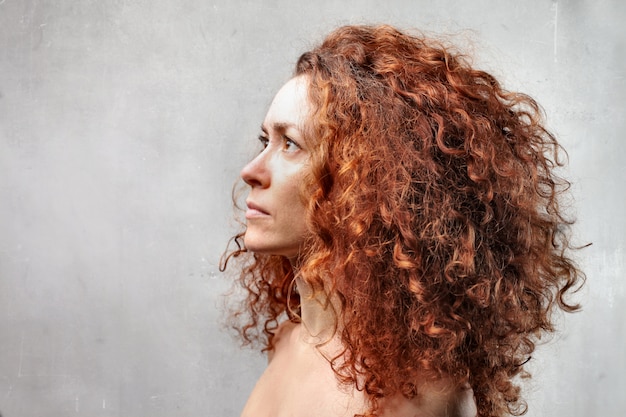 Mulher de cabelo vermelho lindo