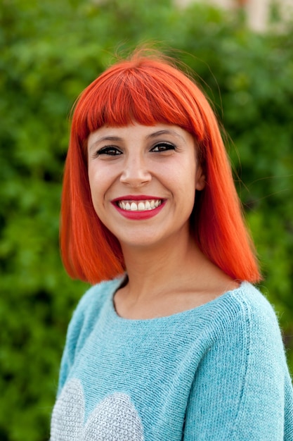 Mulher de cabelo vermelho relaxada no parque