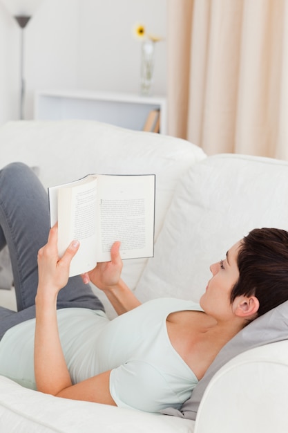 Mulher de cabelos curtos lendo um livro