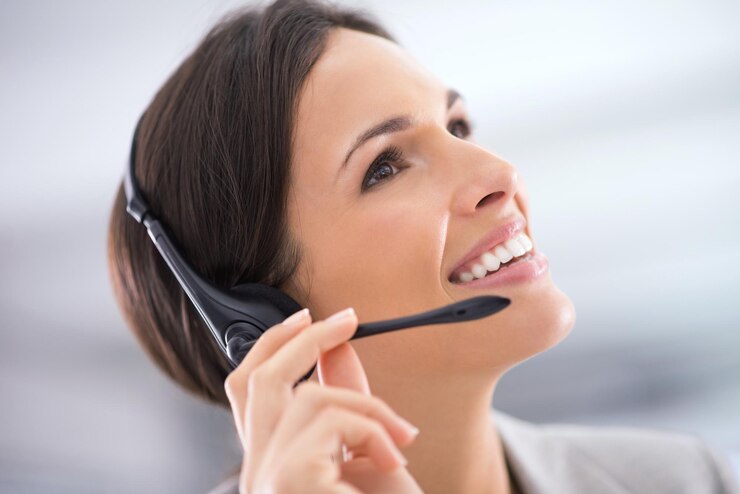 Foto mulher de call center e sorriso com visão no escritório para comunicação de serviço ao cliente e suporte técnico agente feliz e fone de ouvido com pensamento para consultoria de telemarketing ou ajuda para clientes