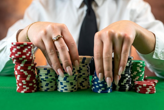 Mulher de camisa branca clássica e gravata na mesa de pôquer começa o jogo