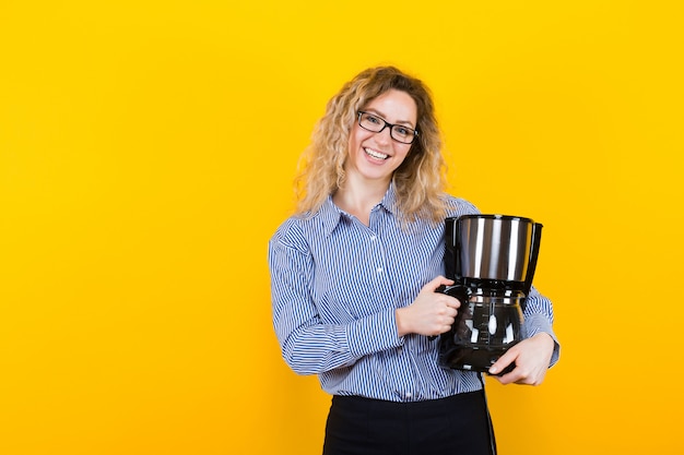 Mulher de camisa com máquina de café