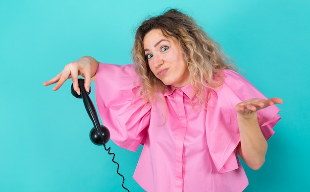 Mulher de camisa com telefone