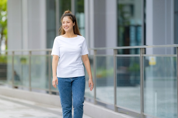 Mulher de camiseta branca e calça jeans