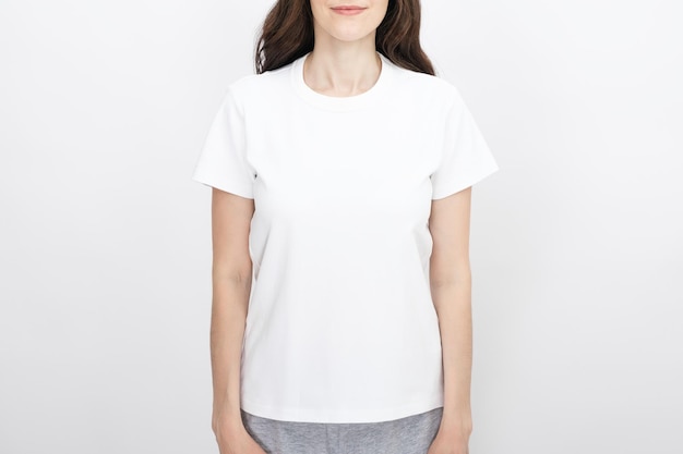 Mulher de camiseta branca na frente no modelo de maquete de maquete de fundo branco