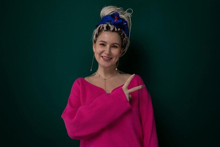 Foto mulher de camisola rosa posando para uma foto