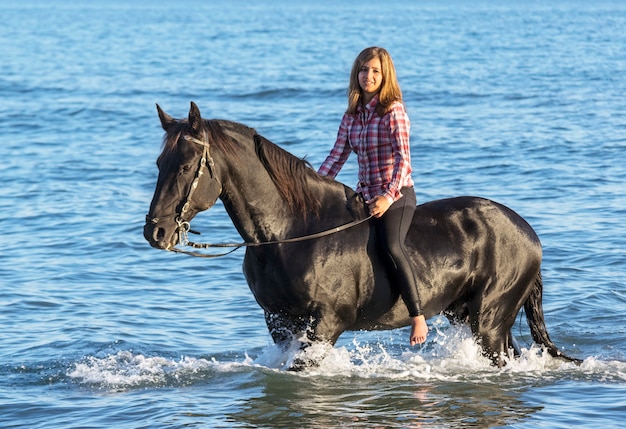 mulher de cavalo no mar