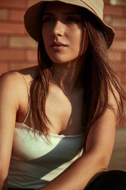 Mulher de chapéu de balde na moda na rua