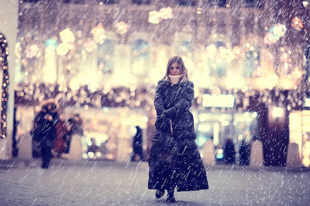 mulher de chuva de natal, modelo jovem de casaco lá fora na noite de natal