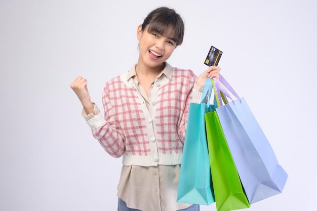 Mulher de cliente atraente segurando sacolas de compras sobre fundo branco