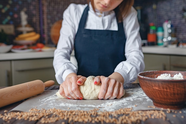 Mulher de colheita que cozinha no avental