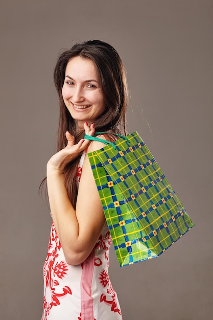 Mulher de compras segurando o saco