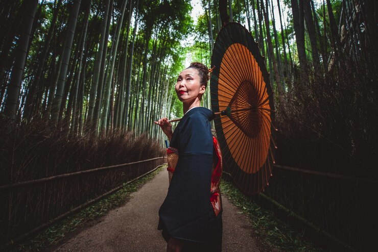 Foto mulher de comprimento completo de pé contra árvores na floresta