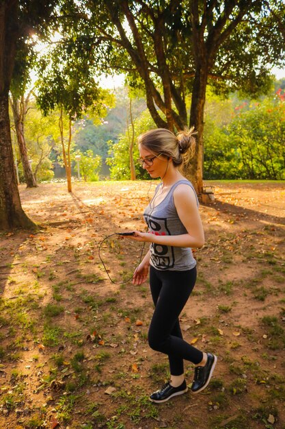 Foto mulher de comprimento completo de pé no parque