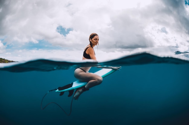 Foto mulher de comprimento inteiro com os braços levantados contra o céu