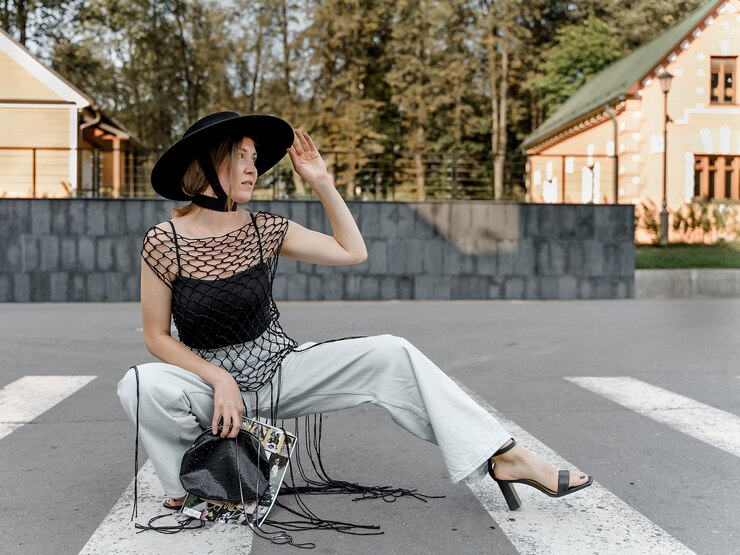 Foto mulher de comprimento inteiro sentada no parque