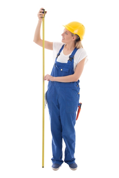 Mulher de conceito de carreira em uniforme de construtor azul segurando fita métrica isolada no fundo branco