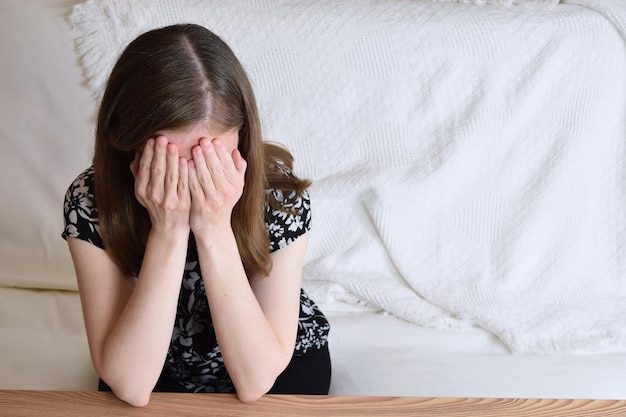 Foto mulher de conceito de saúde mental com rosto nas mãos com espaço para texto