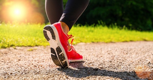 Mulher de corredor de sapatos de corrida corre no parque florestal no verão. movimentar-se menina exercício motivação healthlh e fitness.