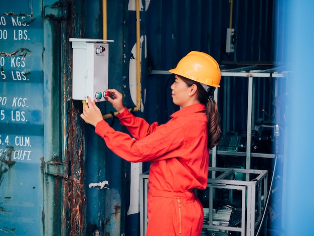 Foto mulher de engenharia de retrato na fábrica.