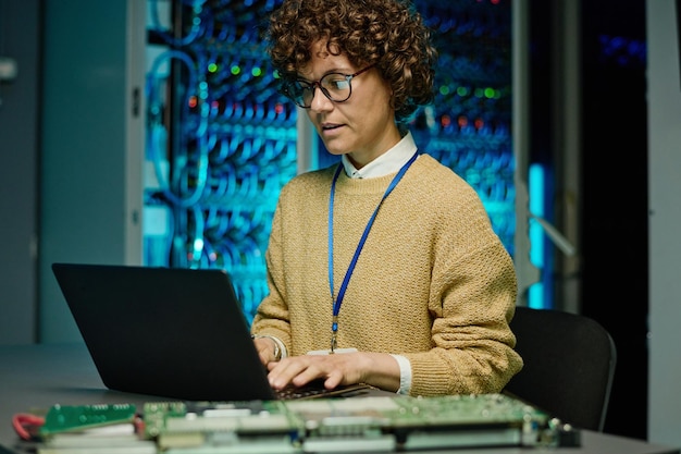 Foto mulher de engenheiro trabalhando com laptop no data center