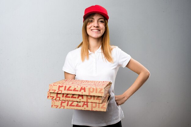 Mulher de entrega de pizza feliz no plano de fundo texturizado