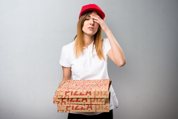 Mulher de entrega de pizza frustrada no plano de fundo texturizado