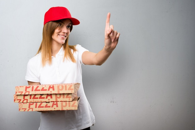 Mulher de entrega de pizza tocando na tela transparente no plano de fundo texturizado