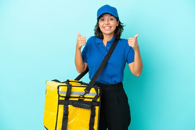 Mulher de entrega jovem com mochila térmica com polegares para cima gesto e sorrindo