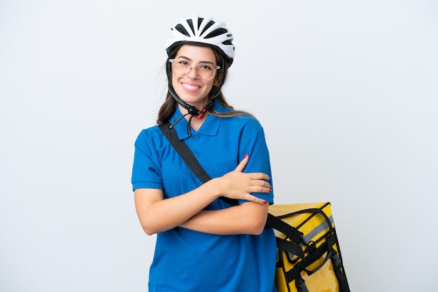 Mulher de entrega jovem com mochila térmica isolada no fundo branco com óculos e sorrindo