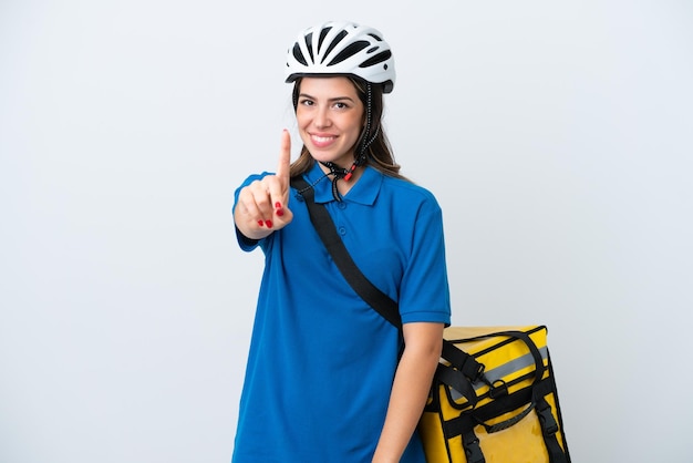 Mulher de entrega jovem com mochila térmica isolada no fundo branco mostrando e levantando um dedo