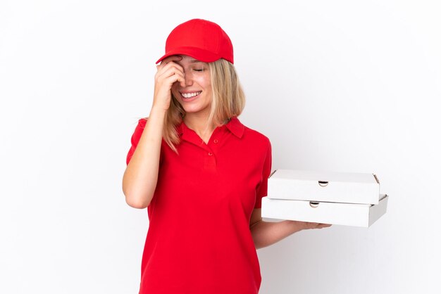 Mulher de entrega segurando pizzas isoladas no fundo branco rindo