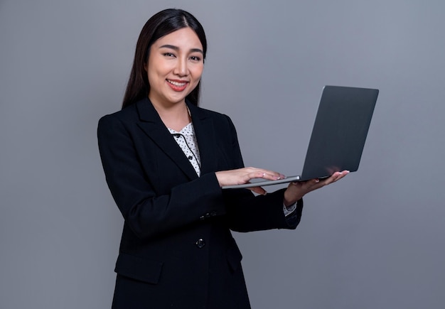 Mulher de escritório faz gesto de mão para anúncios com laptop Jubilant