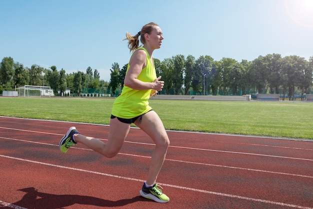 Mulher de esportes corre no estádio