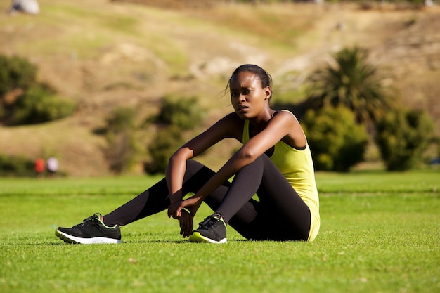 Mulher de esportes relaxante após treino