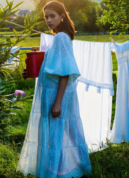 Mulher de estilo country na natureza na vila ao ar livre linda garota sensual num dia de verão no país