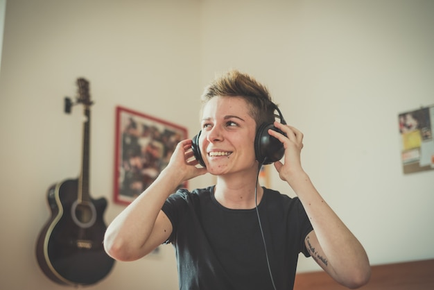 mulher de estilo de cabelo elegante jovem ouvindo música