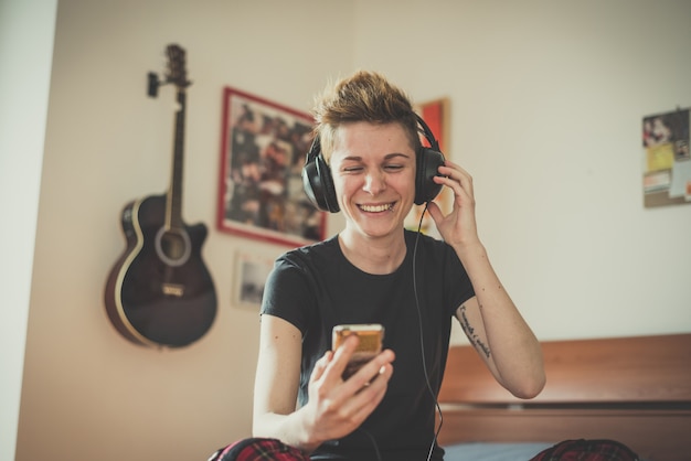 mulher de estilo de cabelo elegante jovem ouvindo música