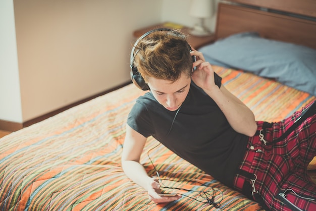 mulher de estilo de cabelo elegante jovem ouvindo música