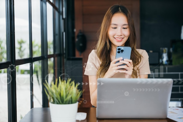 Mulher de estilo de vida feliz sorrindo usando smartphone na cafeteria