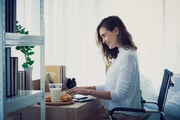 Mulher de estilo de vida trabalhando digitando no laptop na sala elegante em casa