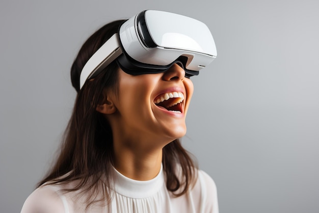 Mulher de fato formal usando dispositivo VR, óculos de realidade virtual.