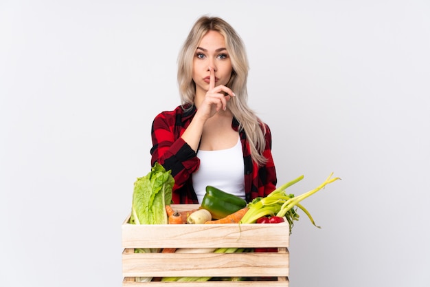 Mulher de fazendeiro com caixa de legumes