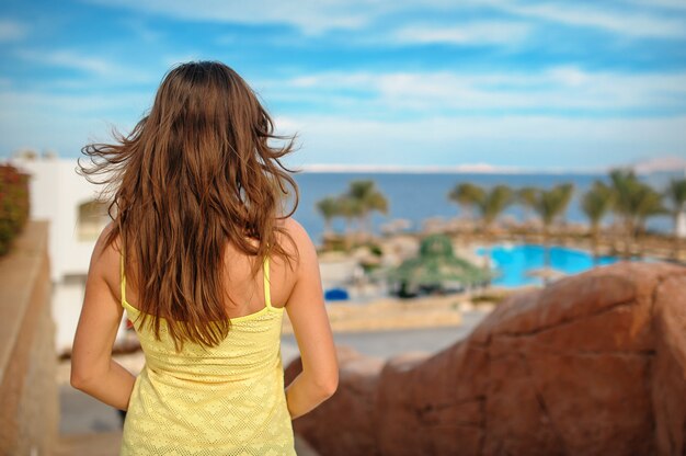 Mulher de férias olhando o mar Egito