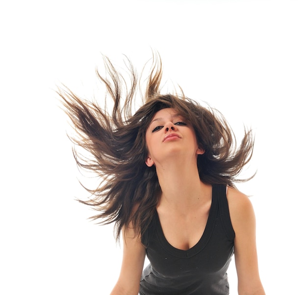 Mulher de festa isolada com vento no cabelo
