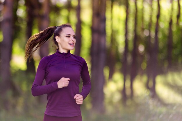 Mulher de fitness correndo ao ar livre