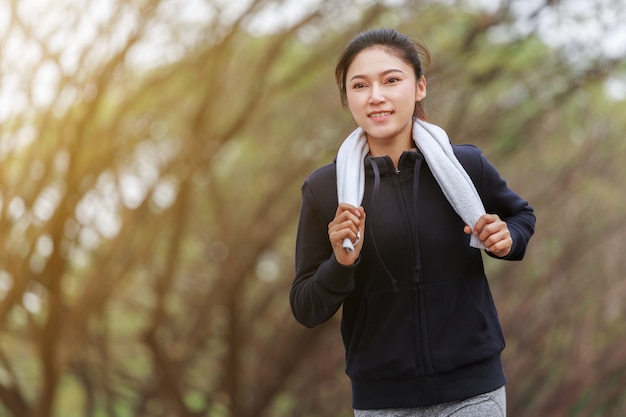 mulher de fitness correndo no parque